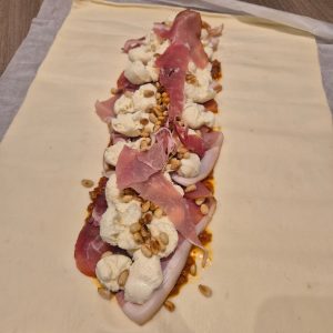 Balderdeeg strudel met Pesto en rauwe ham
