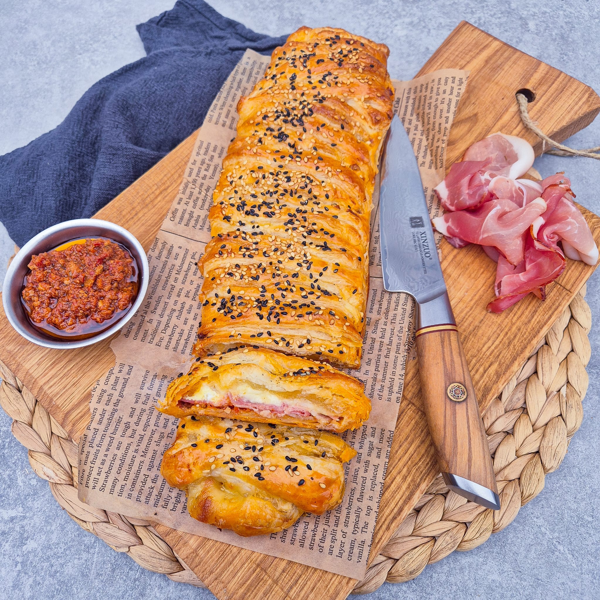 Bladerdeeg strudel met pesto en rauwe ham